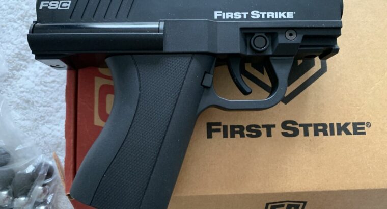 Paintball Markierer First Strike wie neu, nicht gebraucht, 2 Zusatzmagazine 8er, 50 CO2 12gr., 20 CO2 8gr.