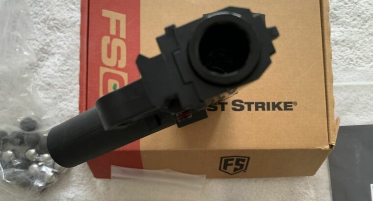Paintball Markierer First Strike wie neu, nicht gebraucht, 2 Zusatzmagazine 8er, 50 CO2 12gr., 20 CO2 8gr.