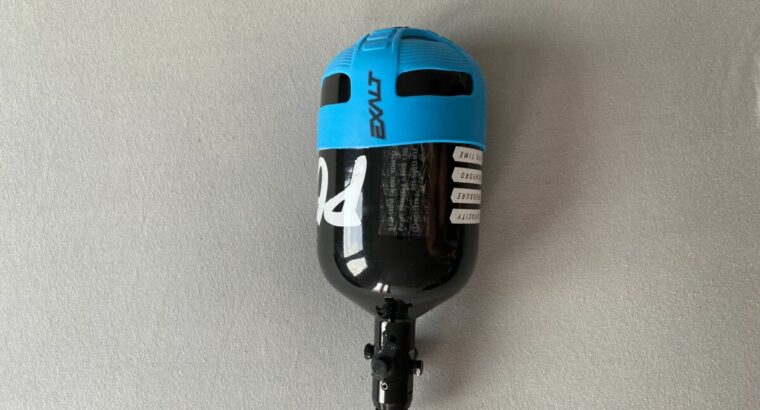 Dye DSR Schwarz mit Carbonflasche und Dye LT-R Hopper