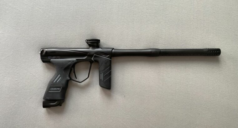 Dye DSR Schwarz mit Carbonflasche und Dye LT-R Hopper