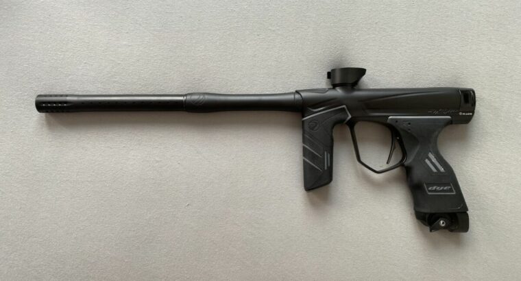 Dye DSR Schwarz mit Carbonflasche und Dye LT-R Hopper