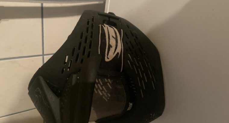 Gebrauchte Maske mit Brille