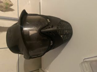 Gebrauchte Maske mit Brille