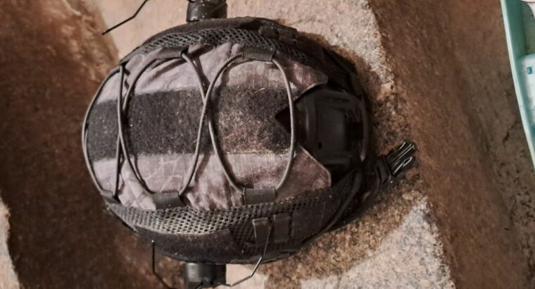 Fast helm mit Black Camouflage cover