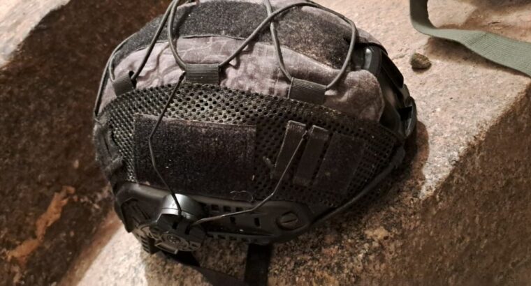 Fast helm mit Black Camouflage cover