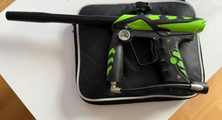3 Paintballmarkierer plus 2 Masken