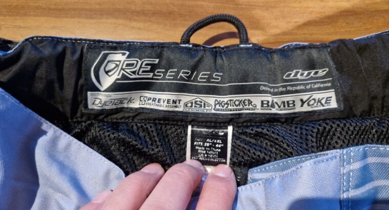 2 Hosen, Jersey, Halsschutz, Mütze und Battle Pack