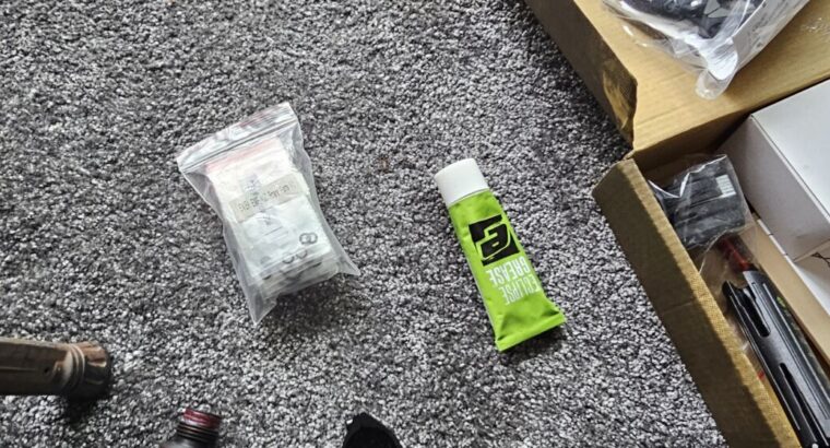 EMF100 mit 8 Magazinen, größte 0.25L 300 Bar Flasche, Zubehörteile