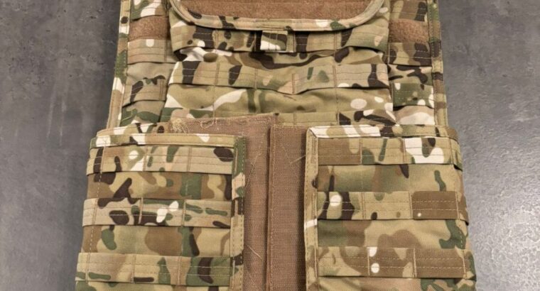 Weste mit Taschen und viel Zubehör sowie großer Patch- oder Reisfläche – TOP