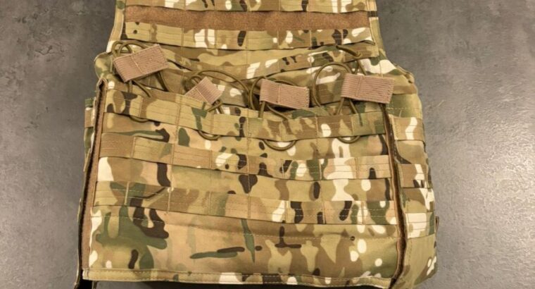 Weste mit Taschen und viel Zubehör sowie großer Patch- oder Reisfläche – TOP