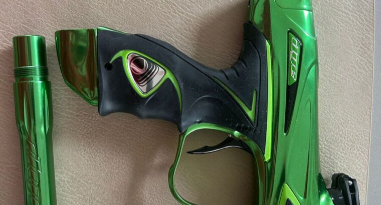 DYE DM15 (Black / Lime) neuwertig, noch nie gespielt, noch nie ein Schuss. Dazu V2 Tank 1,1L / 0,8kg ,mit Gummischutz und neuer Hopper (Black / Lime)