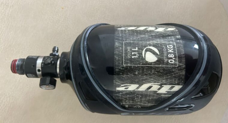 DYE DM15 (Black / Lime) neuwertig, noch nie gespielt, noch nie ein Schuss. Dazu V2 Tank 1,1L / 0,8kg ,mit Gummischutz und neuer Hopper (Black / Lime)