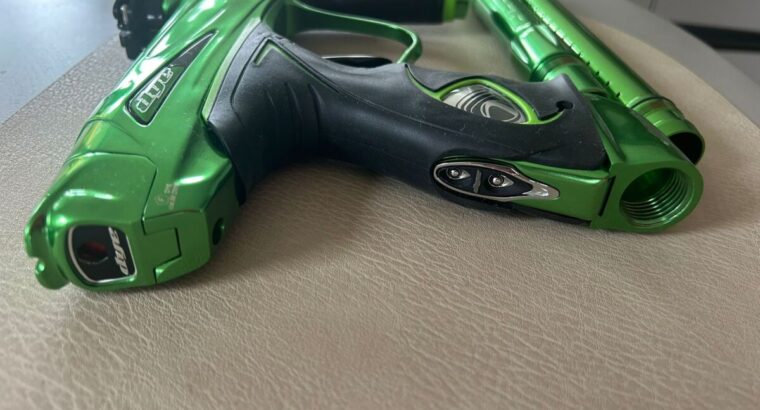 DYE DM15 (Black / Lime) neuwertig, noch nie gespielt, noch nie ein Schuss. Dazu V2 Tank 1,1L / 0,8kg ,mit Gummischutz und neuer Hopper (Black / Lime)