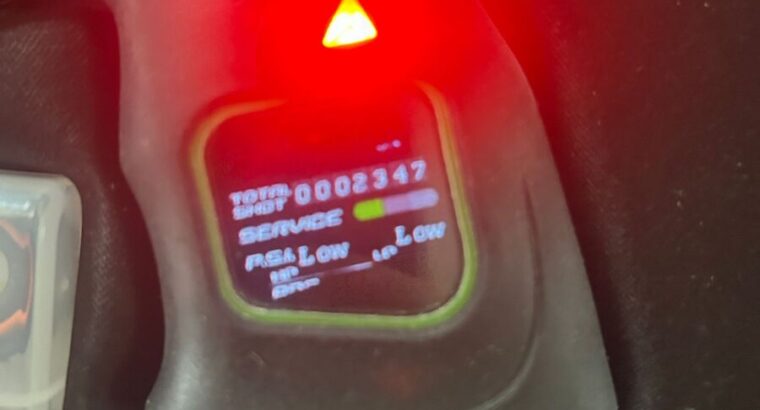 DYE M2 Mosair, neuwertig (2.347 Schuss – 2x benutzt), lime / black camouflage, dazu Hopper lime / schwarz und Tank mit Gummischutz V2, 0,8 kg, 1,1L ( gültig bis 2029).