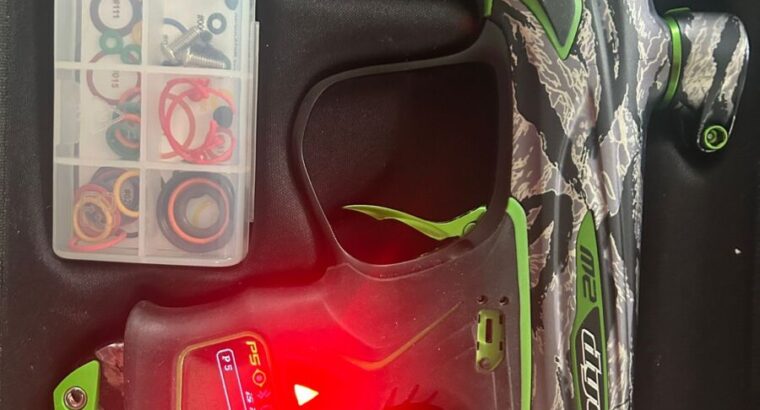 DYE M2 Mosair, neuwertig (2.347 Schuss – 2x benutzt), lime / black camouflage, dazu Hopper lime / schwarz und Tank mit Gummischutz V2, 0,8 kg, 1,1L ( gültig bis 2029).