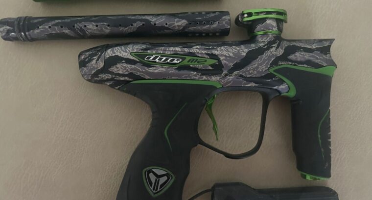 DYE M2 Mosair, neuwertig (2.347 Schuss – 2x benutzt), lime / black camouflage, dazu Hopper lime / schwarz und Tank mit Gummischutz V2, 0,8 kg, 1,1L ( gültig bis 2029).