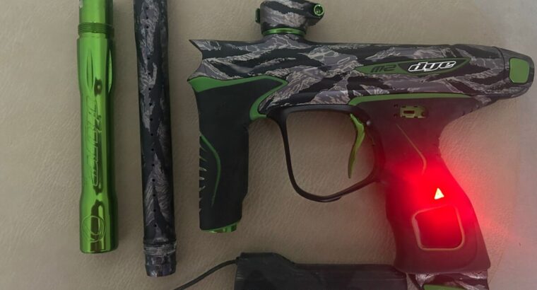 DYE M2 Mosair, neuwertig (2.347 Schuss – 2x benutzt), lime / black camouflage, dazu Hopper lime / schwarz und Tank mit Gummischutz V2, 0,8 kg, 1,1L ( gültig bis 2029).