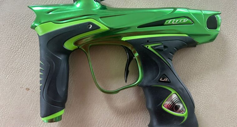 DYE DM15 (Black / Lime) neuwertig, noch nie gespielt, noch nie ein Schuss. Dazu V2 Tank 1,1L / 0,8kg ,mit Gummischutz und neuer Hopper (Black / Lime)