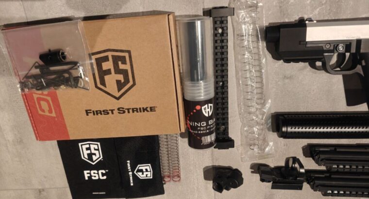 First Strike Compact Pistole FSC mit viel Zubehör