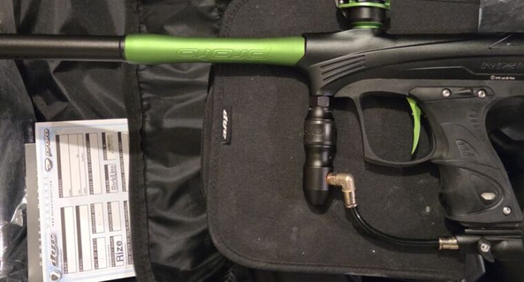 Dye Rize CZR mit Ausrüstung