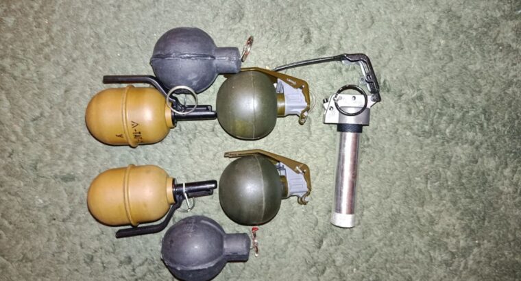 RAM Waffen Set komplett, Handgranaten 6 STK, Schießen mit co2 oder Druckluftflasche 1 l Manometer , 2 Adapter, Schulterhalfter, 3 Trommel,10 Pfefferbols , Glasbreaker/Bonebreaker, , 1 Winshester Bowie und Wieder verwendbare Zündervorichtung für co2 Granaten