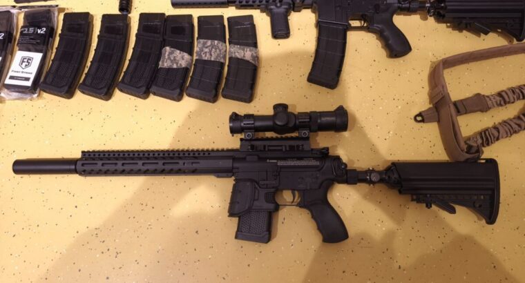 Magfed Ultimate Set: 1x Glock17 First Edition und 2x Firststrike T15 (DMR-/Sniper-Umbau mit Supremacy-Scope und CQB-Umbau mit Holosun Red-Dot), jede Menge Zubehör