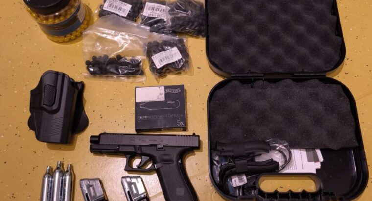 Magfed Ultimate Set: 1x Glock17 First Edition und 2x Firststrike T15 (DMR-/Sniper-Umbau mit Supremacy-Scope und CQB-Umbau mit Holosun Red-Dot), jede Menge Zubehör