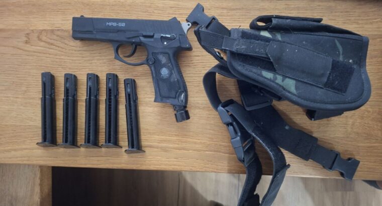 Delta Six MPB-50 mit 5 Magazinen und Holster