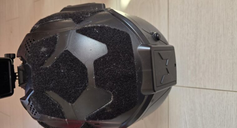 Tactical helm mit lautsprecher und microphone