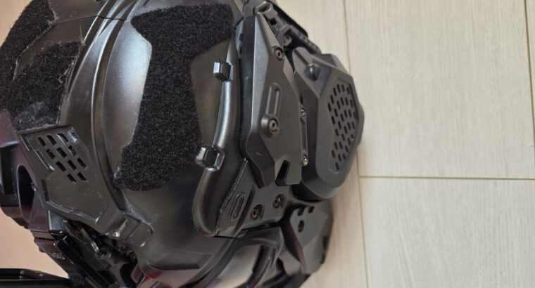 Tactical helm mit lautsprecher und microphone